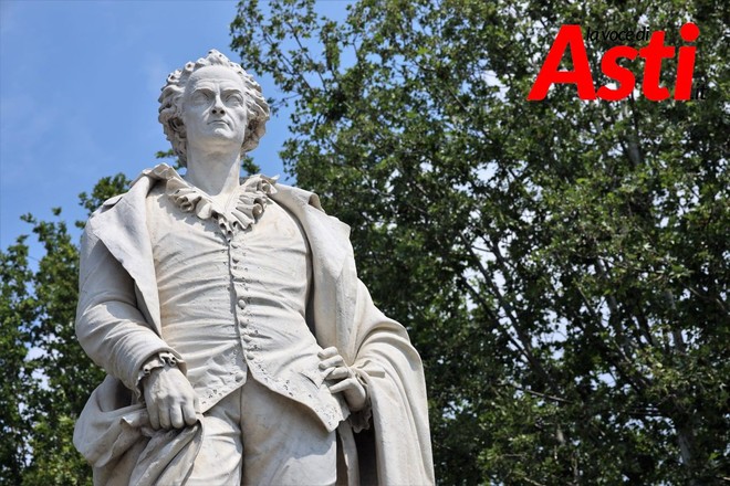 Asti, la statua di Alfieri si illumina di verde per la fibrosi cistica