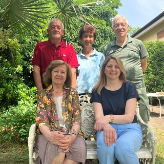 Familiari e amici di Bordone: Patrizia Gerbi col sindaco Anna Macchia; dietro da sinistra: Sergio Sesia, Adriana Cerrato, Giancarlo Malabaila.