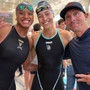 Sara Curtis con la compagna di squadra Bryn Greenwaldt e l'allenatore Todd DeSorbo - profilo fb uvaswimdive Sara Curtis con la compagna di squadra Bryn Greenwaldt e l'allenatore Todd DeSorbo - profilo fb uvaswimdive