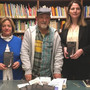 La sindaca Anna Macchia (a destra) e l'assessore Delfina Noto ritratte In Biblioteca con il regista Renzo Sicco