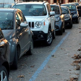 'Regalo di Natale' per gli automobilisti astigiani: due ore di sosta omaggio nelle zone di corona