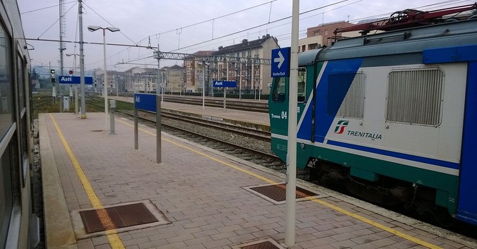 Tragedia sui binari vicino Asti e blocco della circolazione, Ferrovie fa chiarezza: "Cinque ore di blocco necessarie per i complessi rilievi giudiziari. Nessun abbandono dei viaggiatori"