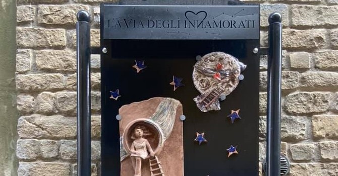 Una delle installazioni artistiche della Sternia canellese, percorso interamente dedicato agli innamorati