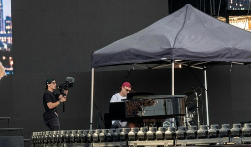 Simone Carè sul palco di Roma al concerto di Ultimo