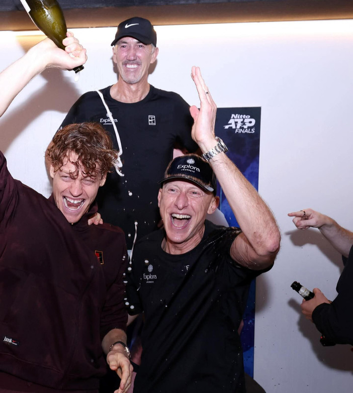 Il brindisi di SInner (Ph. Super Tennis) Il brindisi di SInner (Ph. Super Tennis)