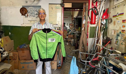 Tra gare nell'Astigiano, country e biciclette: la storia di Salvatore che chiude la sua celebre bottega