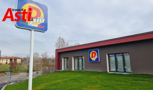 Un'immagine d'archivio del punto vendita preso di mira Un'immagine d'archivio del punto vendita preso di mira