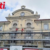 Inizia la scopertura del cantiere del Municipio: la cerimonia di segnatura Palio torna alla balconata di piazza San Secondo