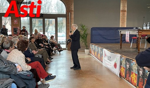 Il professor Garattini durante una recente conferenza a Nizza Monferrato