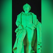 Asti, la statua di Alfieri brilla di verde contro la fibrosi cistica Asti, la statua di Alfieri brilla di verde contro la fibrosi cistica