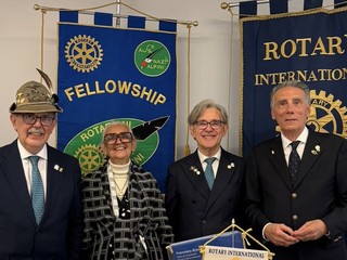 Nella foto, da sinistra: Giorgio Gianuzzi presidente ANA Sezione di Asti, Anna Maria Gianuzzi responsabile rapporti Rotary-Lions, Luigi Gentile Governatore Rotary Distretto 2032 e Antonio Abate (presidente FRA)