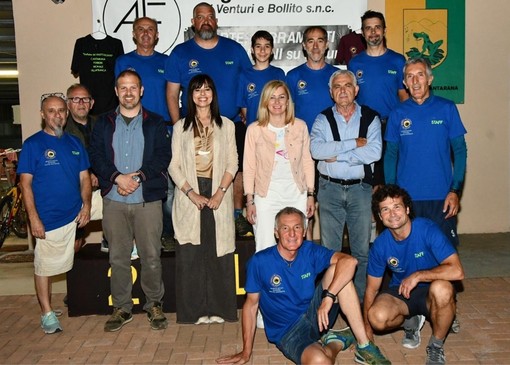 Foto di gruppo con la sindaca di Cantarana Roberta Franco e il vicesindaco di Ferrere Federico Pino