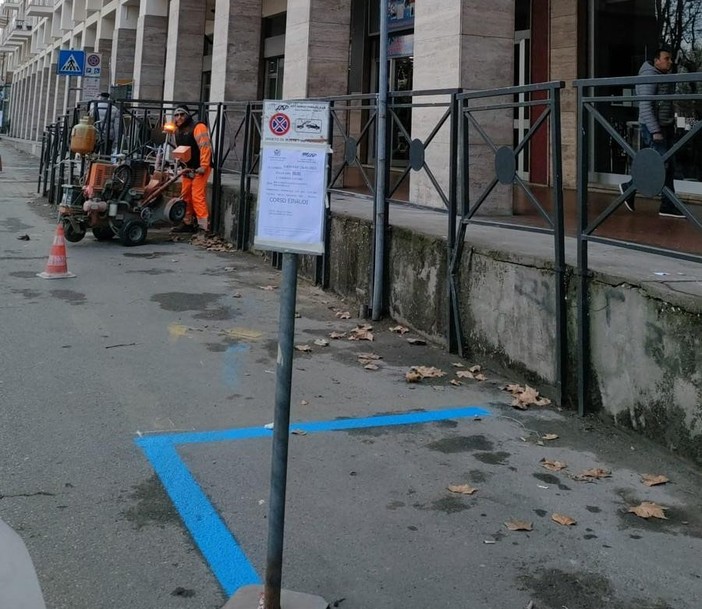 Tornano gli stalli blu gratuiti, da domani, in corso Einaudi e un tratto di corso Matteotti