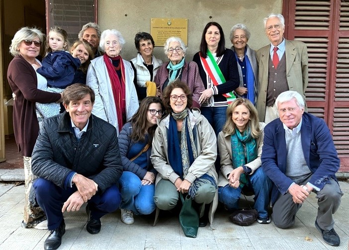 Nell'immagine il sindaco Macchia con gli eredi, dopo lo scoprimento della targa