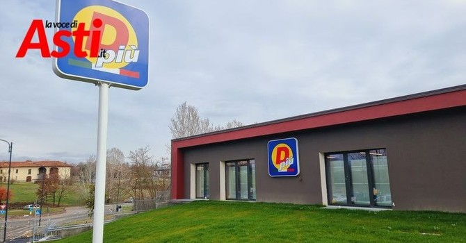 Un'immagine d'archivio del punto vendita preso di mira Un'immagine d'archivio del punto vendita preso di mira