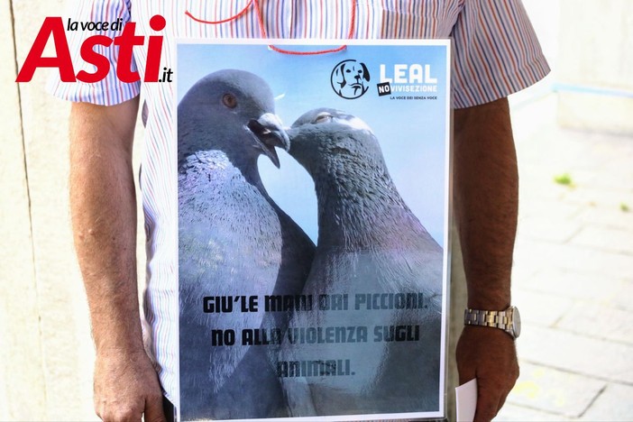 Il sit in di diverse associazioni animalista e ambientaliste contro il piano