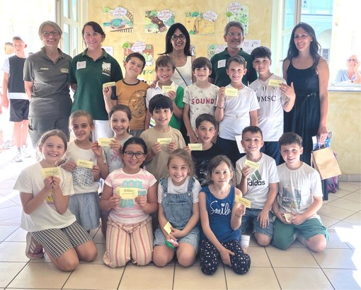 I bambini della Buonarroti con presidente, direttore e personale del Parco