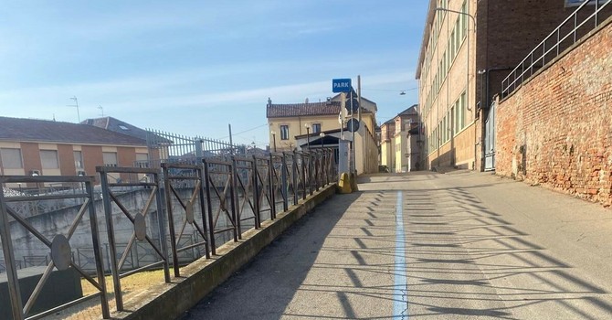 Gli stalli blu di via Testa