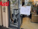 La vetrata del Caffè del Mercato presa di mira dai ladri - Ph. Merfephoto - Efrem Zanchettin