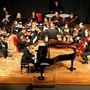 Il pianista Christian Pastorino con l'Orchestra Alba Filarmonica (Credit photo Mauro Ravera)
