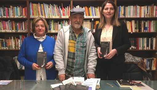 La sindaca Anna Macchia (a destra) e l'assessore Delfina Noto ritratte In Biblioteca con il regista Renzo Sicco