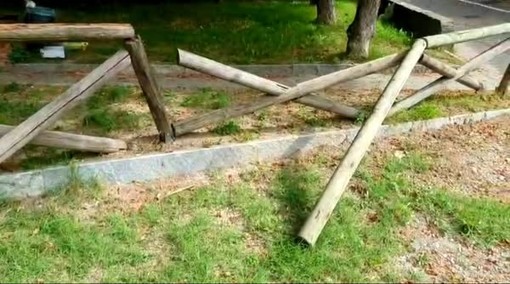 Vandali in azione nel centro di Costigliole d'Asti, il sindaco: &quot;Conosciamo i minori autori di questo e altri atti danneggiamenti&quot;