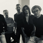 Simone Poncino (ultimo da destra) con il suo gruppo