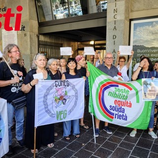 Un sit in delle associazioni ad agosto Un sit in delle associazioni ad agosto