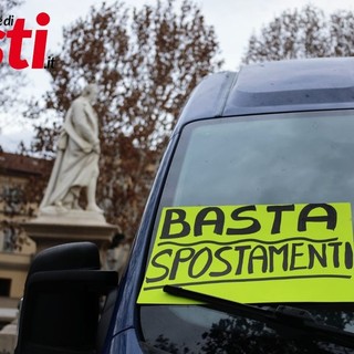 Nell'immagine (ph. Merfephoto - Efrem Zanchettin), d'archivio, uno dei cartelli di protesta contro l'unificazione delle zone di mercato