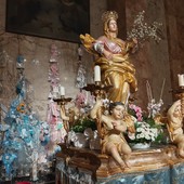 Statua della Madonna dei fiori e alle spalle lapide in memoria dei rettori defunti Statua della Madonna dei fiori e alle spalle lapide in memoria dei rettori defunti