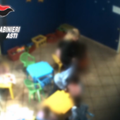 Asti, violenze e insulti razzisti in un asilo privato: sospese due educatrici [VIDEO]