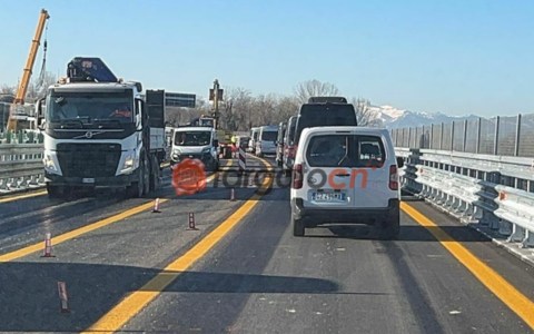 Nella mattinata di ieri, i primi mezzi in transito sull'autostrada (immagine da Targato CN, altra Testata del nostro gruppo editoriale)