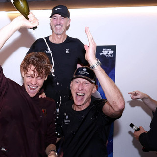 Il brindisi di SInner (Ph. Super Tennis)