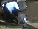 "Così ci hanno svuotato la gioielleria in 4 minuti": sui social il video della 'spaccata' [VIDEO]