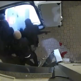 &quot;Così ci hanno svuotato la gioielleria in 4 minuti&quot;: sui social il video della 'spaccata' [VIDEO]