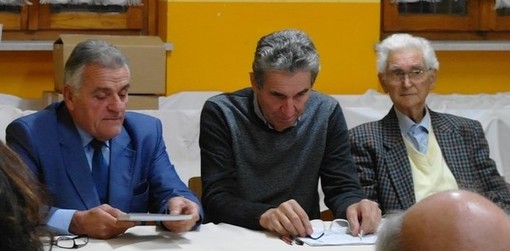 Solaro (ultimo a destra), ritratto con il coautore Fiorenzo Fausone (al centro) e con il sindaco di Costigliole d'Asti Giovanni Borriero nel corso della presentazione mottese del libro, risalente al novembre scorso