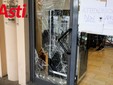 Altre immagini della vetrata del Caffè del Mercato presa di mira dai ladri - Ph. Merfephoto - Efrem Zanchettin