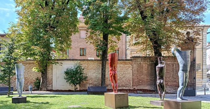 Sculture di Domenico Borrelli nel giardino di Palazzo Crova a Nizza Monferrato