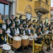 Da Alba alla Bergamasca, gli Sbandieratori e musici del Borgo Moretta al compleanno del Palio degli Asini