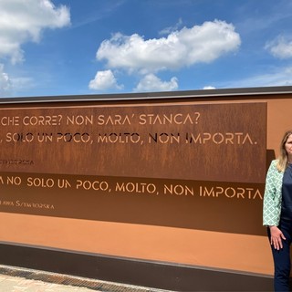 Anna Macchia e la frase della poetessa Szymborska in piazza delle Donne Anna Macchia e la frase della poetessa Szymborska in piazza delle Donne