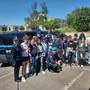 Gli studenti della Vicàri e il dirigente scolastico Claudio Thoux con agenti della Polizia Penitenziaria