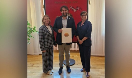 Nosenzo con la presidente Gallo Freschi (a destra, in abito blu) e Giovanna Marchitto,  presidente dello Zonta di Asti