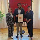 Nosenzo con la presidente Gallo Freschi (a destra, in abito blu) e Giovanna Marchitto, presidente dello Zonta di Asti Nosenzo con la presidente Gallo Freschi (a destra, in abito blu) e Giovanna Marchitto, presidente dello Zonta di Asti