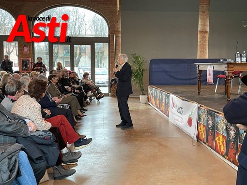 Il professor Garattini durante una recente conferenza a Nizza Monferrato