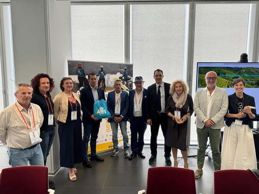 Foto di gruppo a margine della presentazione dell'evento
