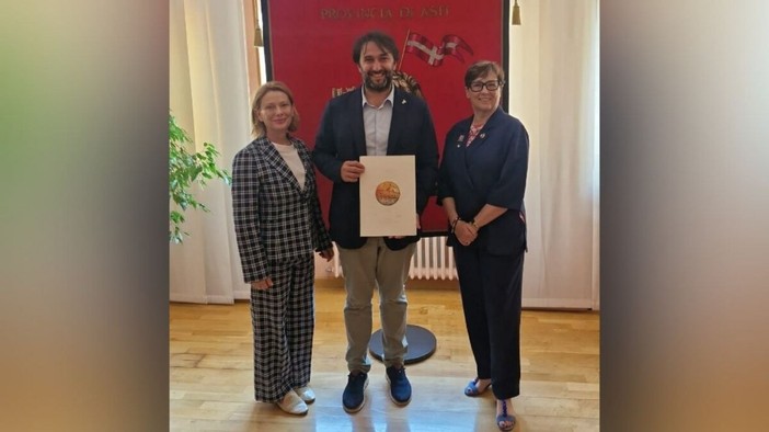 Nosenzo con la presidente Gallo Freschi (a destra, in abito blu) e Giovanna Marchitto,  presidente dello Zonta di Asti