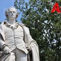 Asti, la statua di Alfieri si illumina di verde per la fibrosi cistica