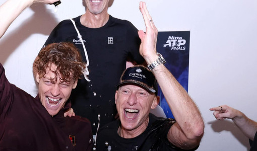 Il brindisi di SInner (Ph. Super Tennis)