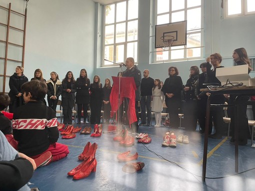 La voce... Delle scuole: a Canelli scarpe rosse a scuola contro i femminicidi