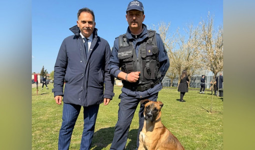 L'assessore Giacomini con Simba e il suo conduttore L'assessore Giacomini con Simba e il suo conduttore